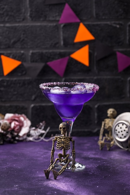 Cocktail margarita viola lavanda di Halloween