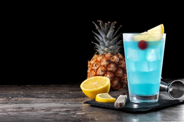 Cocktail martini di mare blu profondo sulla tavola di legno