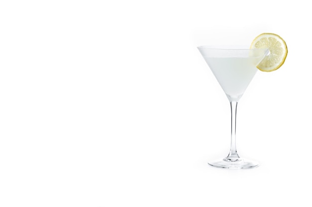 Cocktail martini goccia di limone isolato su sfondo bianco