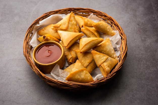 Cocktail mini triangolo samosa realizzato con patti o strip, popolare snack fatto in casa dall'India