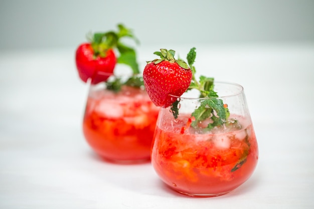 Cocktail Mojito alla fragola con fragole biologiche da zero.