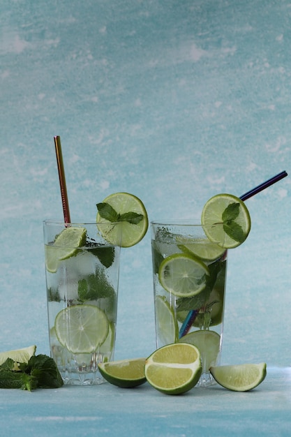 cocktail mojito con lime. copia spazio