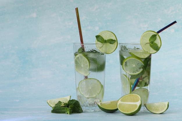 cocktail mojito con lime. copia spazio