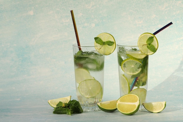 cocktail mojito con lime. copia spazio