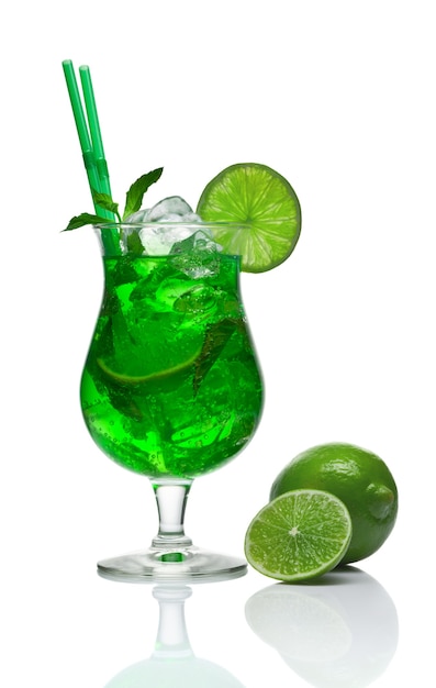 Cocktail Mojito con lime su sfondo bianco