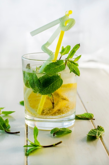 Cocktail Mojito con limone e menta in un bicchiere