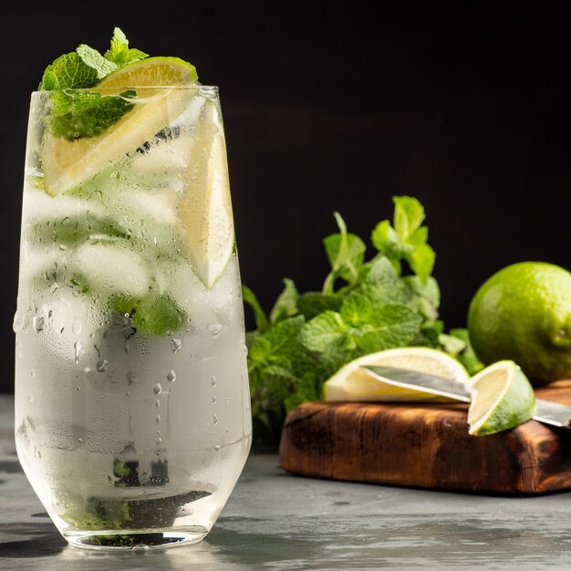 Cocktail Mojito con menta e lime