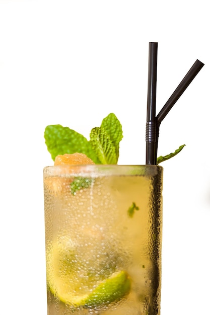 Cocktail Mojito con menta fresca e lime su sfondo bianco