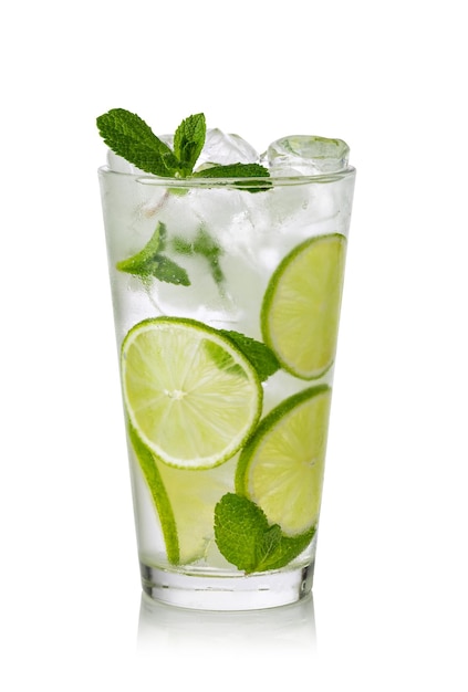 Cocktail Mojito con menta lime e ghiaccio