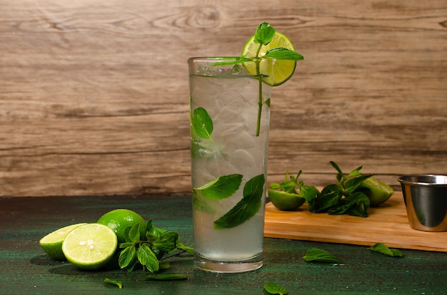 Cocktail Mojito di origine cubana su un tavolo verde