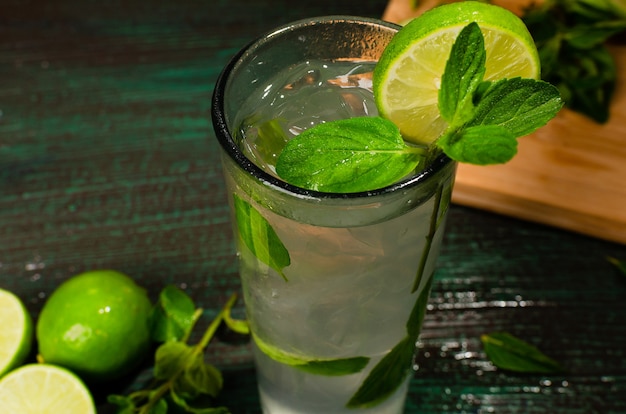 Cocktail Mojito di origine cubana su un tavolo verde