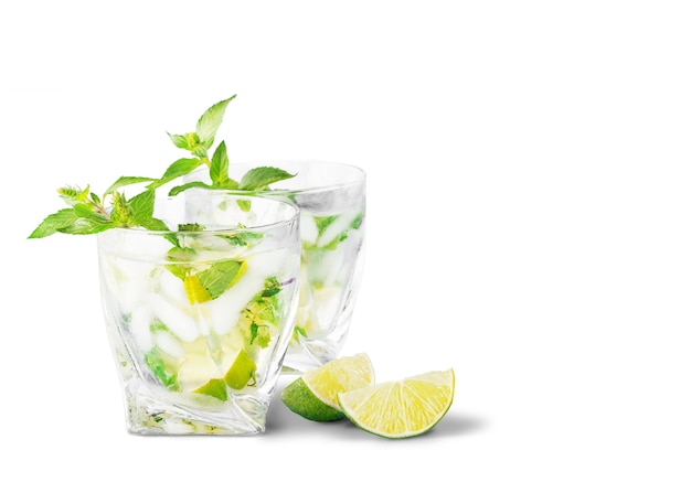 Cocktail Mojito freschi sullo sfondo.