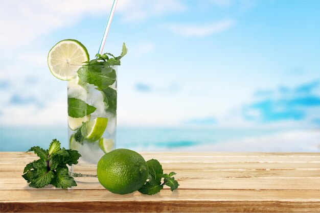 Cocktail Mojito fresco su sfondo sfocato