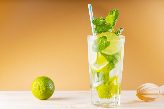 Cocktail Mojito in un bicchiere alto