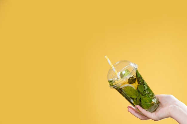 Cocktail Mojito in un bicchiere di plastica con un tubo