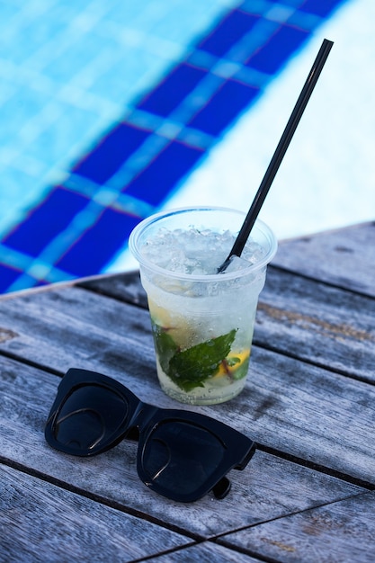 Cocktail Mojito in un bicchiere sulla piscina all'aperto