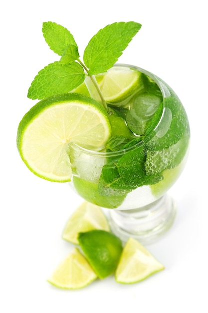 Cocktail Mojito isolato su bianco