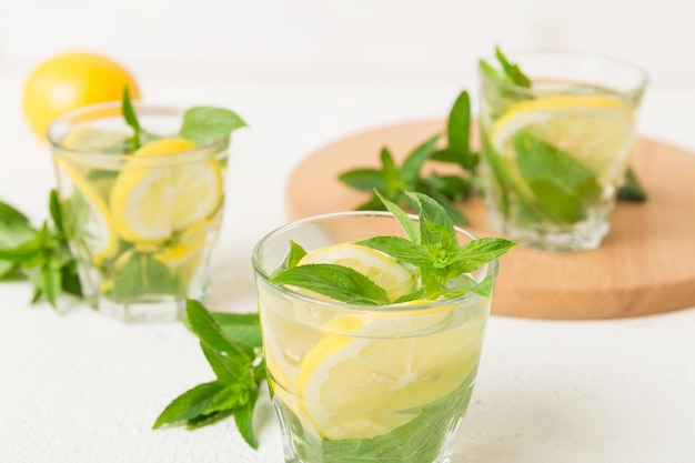 Cocktail Mojito Rinfrescante cocktail mojito con lime, limone e menta in un bicchiere alto con un bastoncino