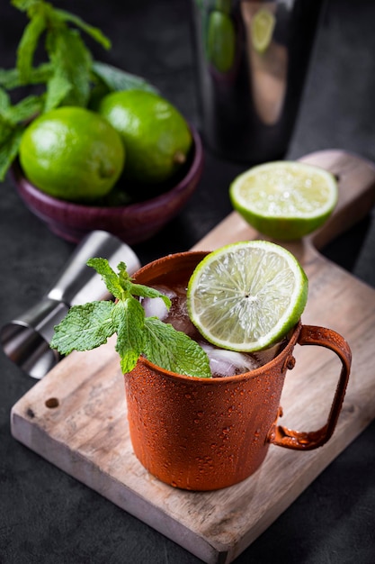 Cocktail Moscow Mule in tazza di rame sul tavolo