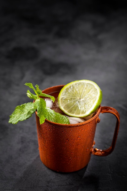 Cocktail Moscow Mule in tazza di rame sul tavolo