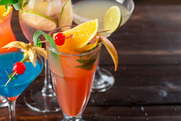 Cocktail multicolori al colpo alto vicino della barra