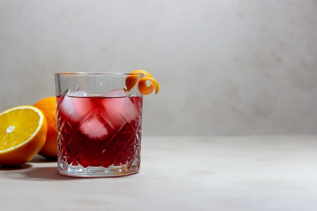 Cocktail Negroni. Amaro, gin, vermouth, ghiaccio. Bar. Ricette. Bevande alcoliche.