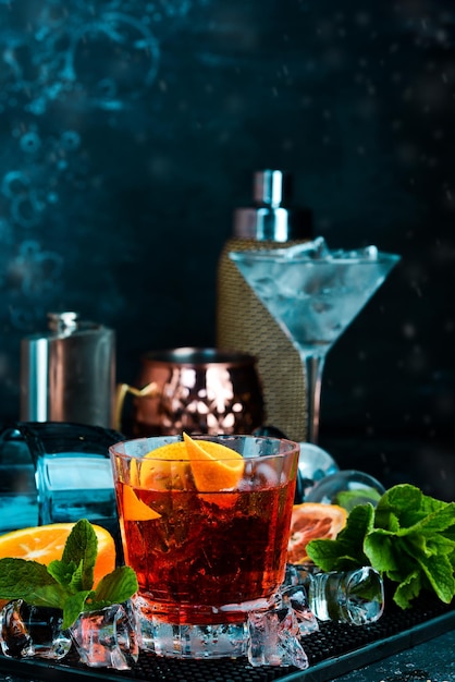 Cocktail Negroni tradizionale su sfondo di pietra nera Barra dei menu Alcol