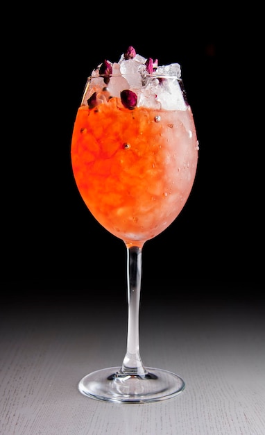 Cocktail originali su uno sfondo scuro