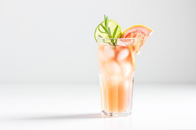 Cocktail Paloma con succo di lime tequila e soda si trova in un bicchiere