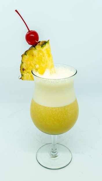 Cocktail Pina Colada, gustoso, ghiacciato e frizzante alla ciliegia.