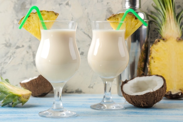 Cocktail Pina Colada. Pina Colada rinfrescante cocktail alcolico estivo con latte di cocco e succo d'ananas nelle vicinanze. bevanda estiva. preparazione del cocktail.