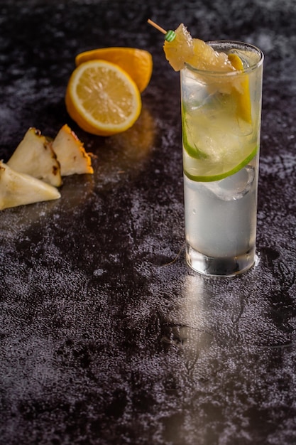 Cocktail rinfrescante con ananas arancia e limone