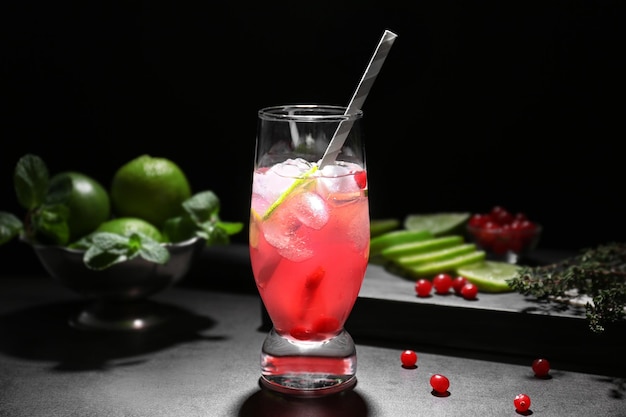 Cocktail rinfrescante con mirtillo rosso sul tavolo scuro