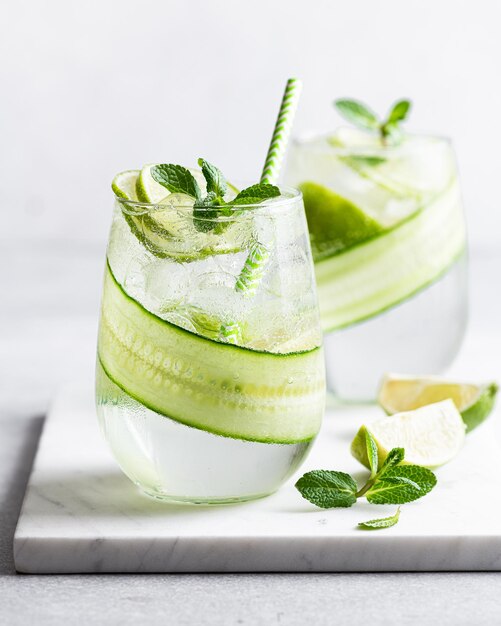 cocktail rinfrescante estivo con lime e cetriolo, messa a fuoco selettiva