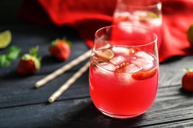 Cocktail rinfrescanti con fragole sul tavolo di legno