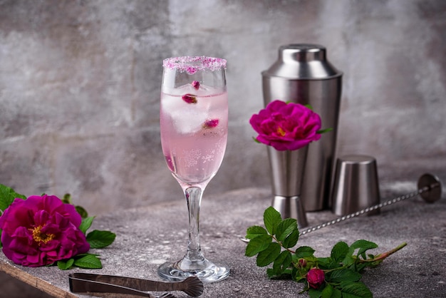 Cocktail rosa con champagne e sciroppo di rose