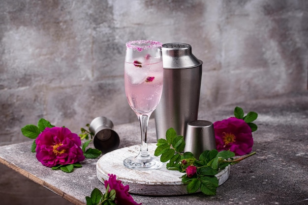 Cocktail rosa con champagne e sciroppo di rose