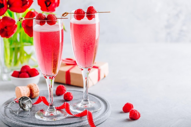 Cocktail rosa con champagne o prosecco e lamponi freschi per San Valentino