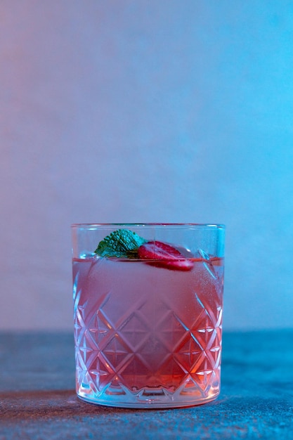 cocktail rosa con fragole alla luce al neon