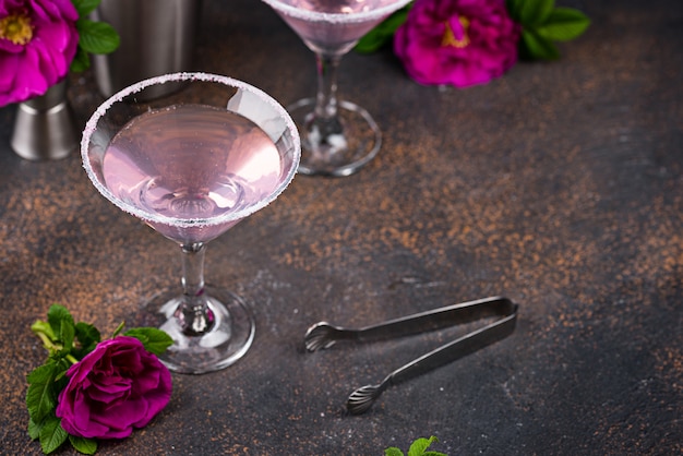 Cocktail rosa con sciroppo di rosa