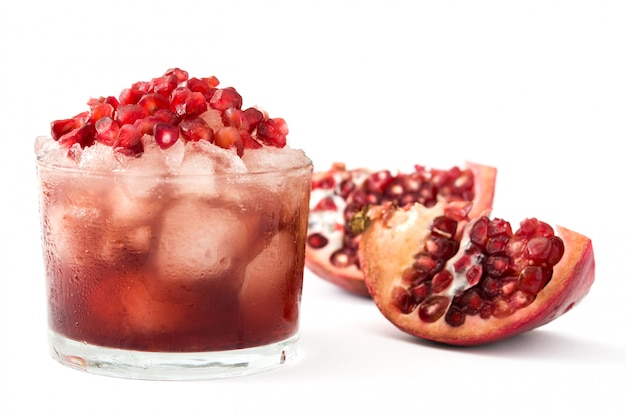 Cocktail rosso con il melograno e il ghiaccio isolati su fondo bianco