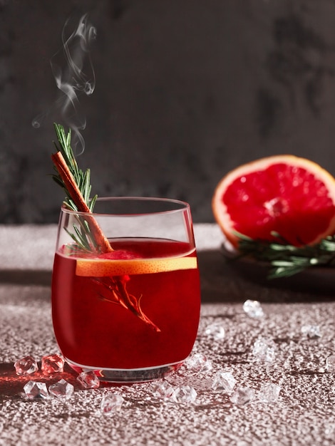 Cocktail rosso con timo