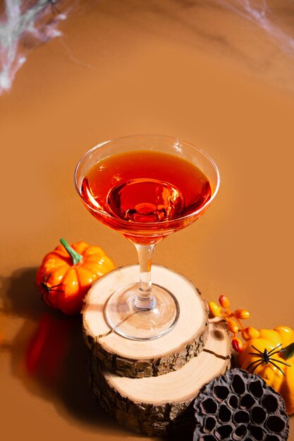Cocktail rosso di Halloween con decorazione in vetro su sfondo marrone Concetto di festa festiva