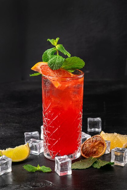 Cocktail rosso di pompelmo su sfondo nero