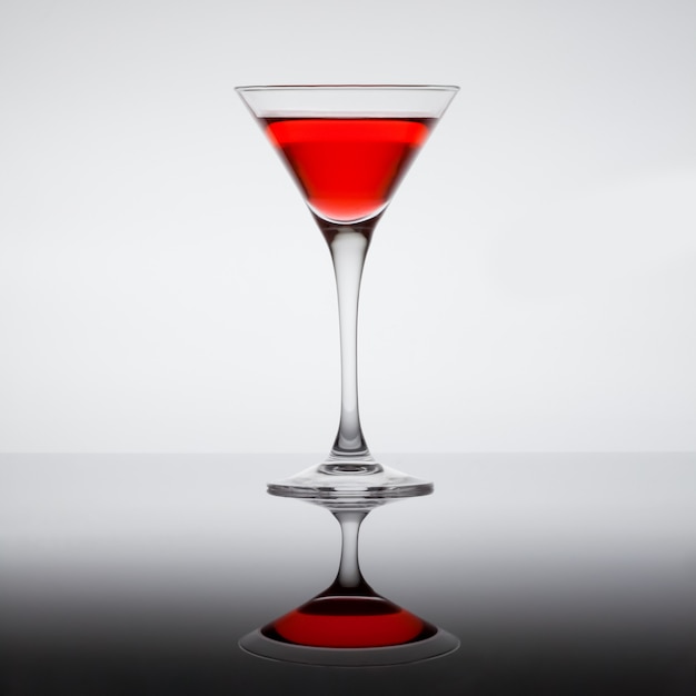 Cocktail rosso in un bicchiere da martini