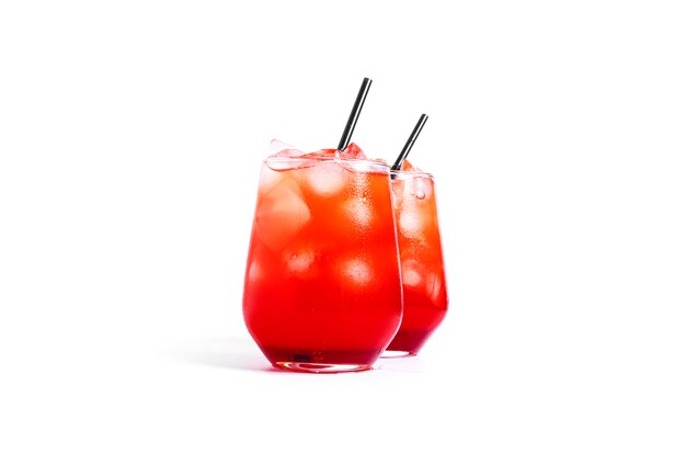 Cocktail rosso isolato.