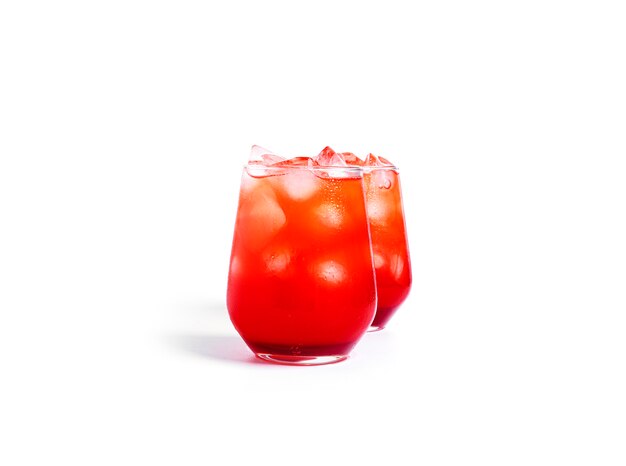 Cocktail rosso isolato.
