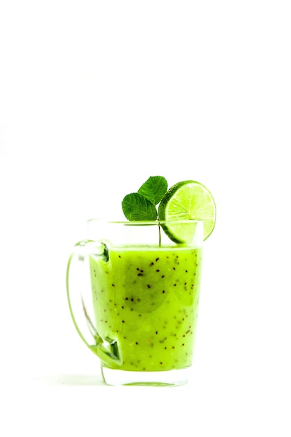 Cocktail sano verde del kiwi, della mela verde, della calce e della menta isolati sulla vista bianca del fondo di un truffatore