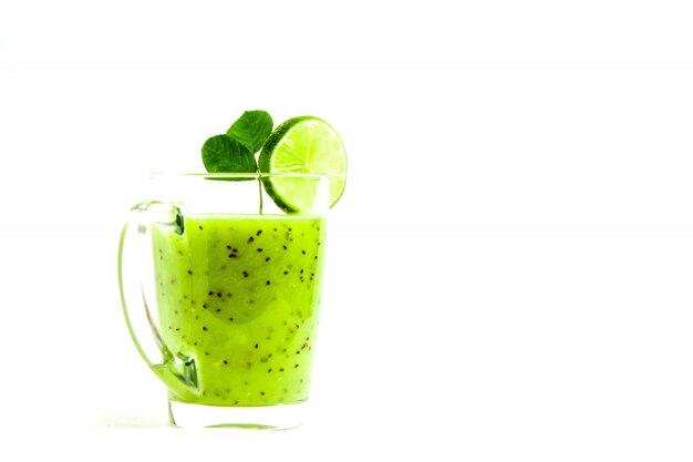 Cocktail sano verde del kiwi, della mela verde, della calce e della menta isolati sulla vista bianca del fondo di un truffatore