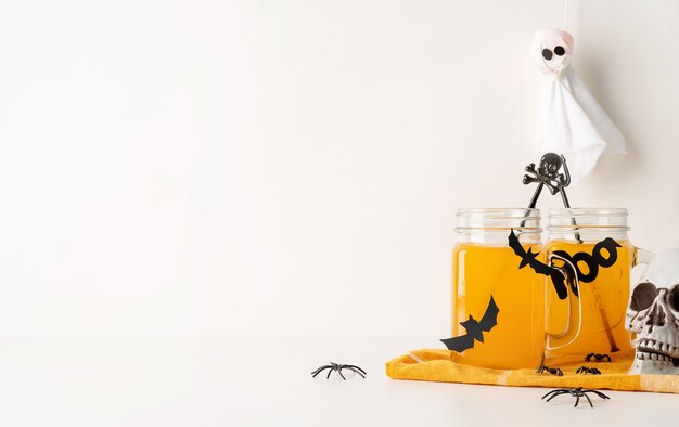 Cocktail spaventosi di Halloween con decorazioni per feste su sfondo bianco